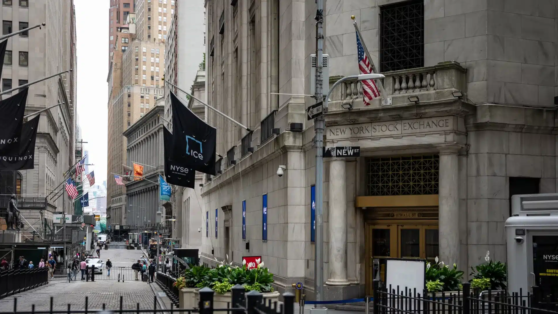 Wall Street clôture en baisse face à une contestation judiciaire des taux