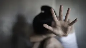 A menacé de verser de l'eau et de brûler vive la femme. Il a été arrêté et reste en détention provisoire.