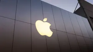 Apple a presque doublé ses bénéfices malgré des ventes d'iPhone en dessous des attentes.