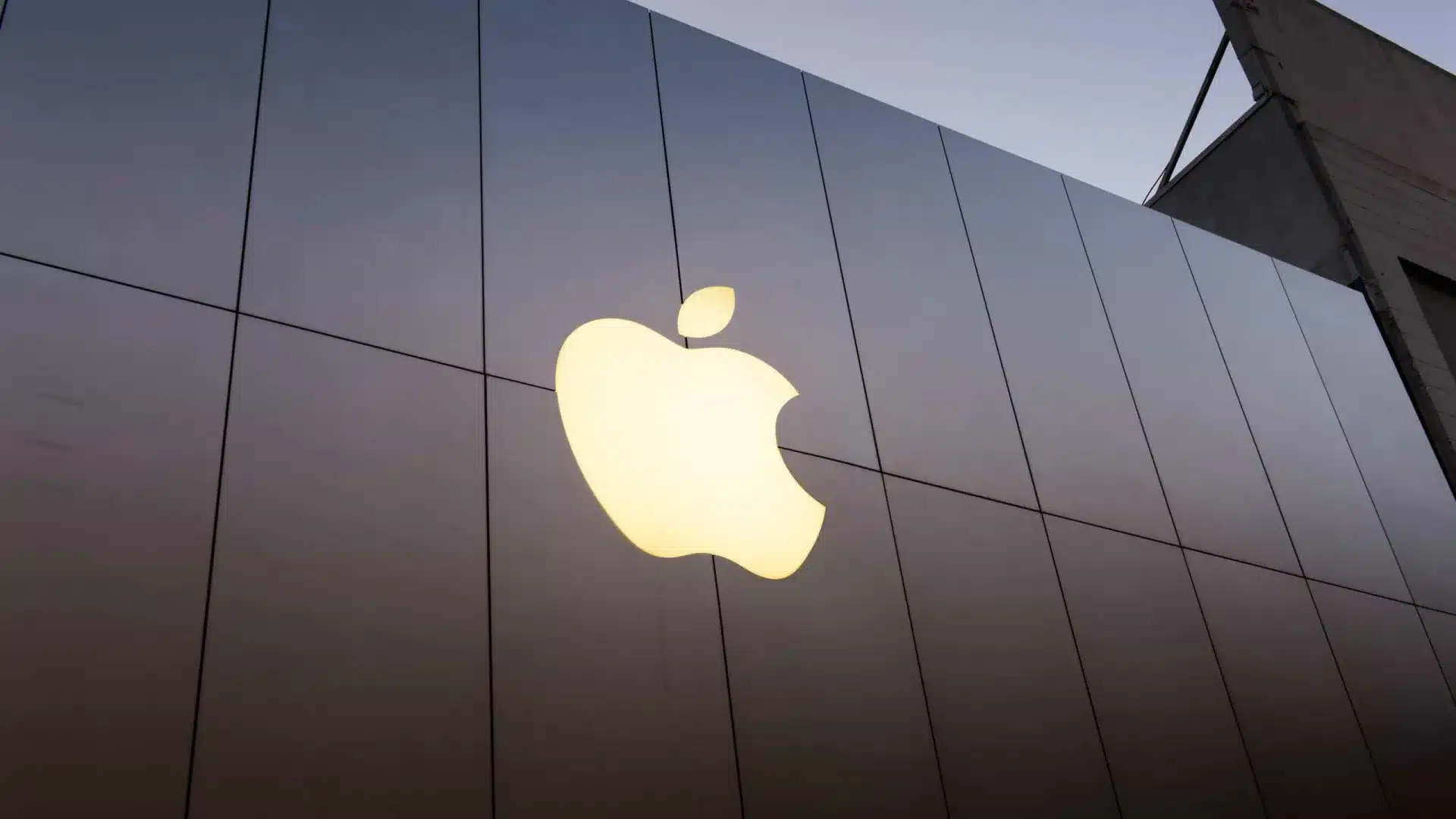 Apple a presque doublé ses bénéfices malgré des ventes d'iPhone en dessous des attentes.