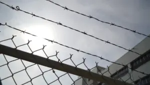 Apportait de la drogue à un détenu de la prison de Porto cachée dans des baskets. Elle a été arrêtée.
