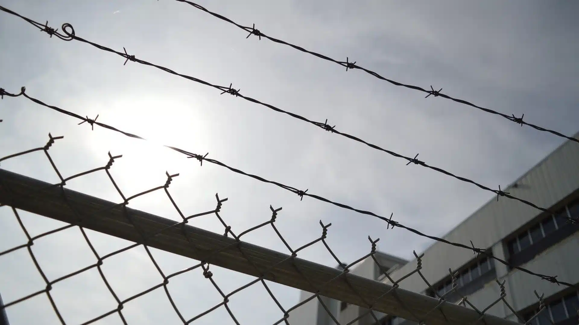 Apportait de la drogue à un détenu de la prison de Porto cachée dans des baskets. Elle a été arrêtée.