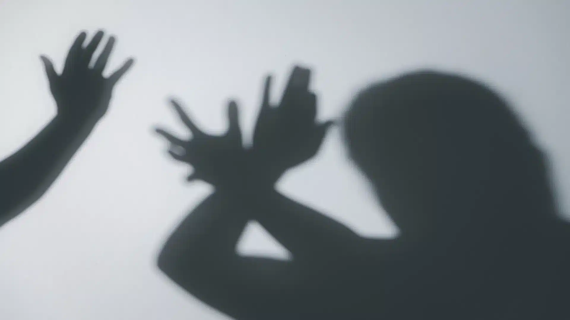 Après 6 ans de violence, une femme dénonce son compagnon. Les enfants ont assisté.