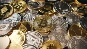 Arrêtée pour une escroquerie de 1,8 million avec des cryptomonnaies. La PJ parle de 300 victimes.