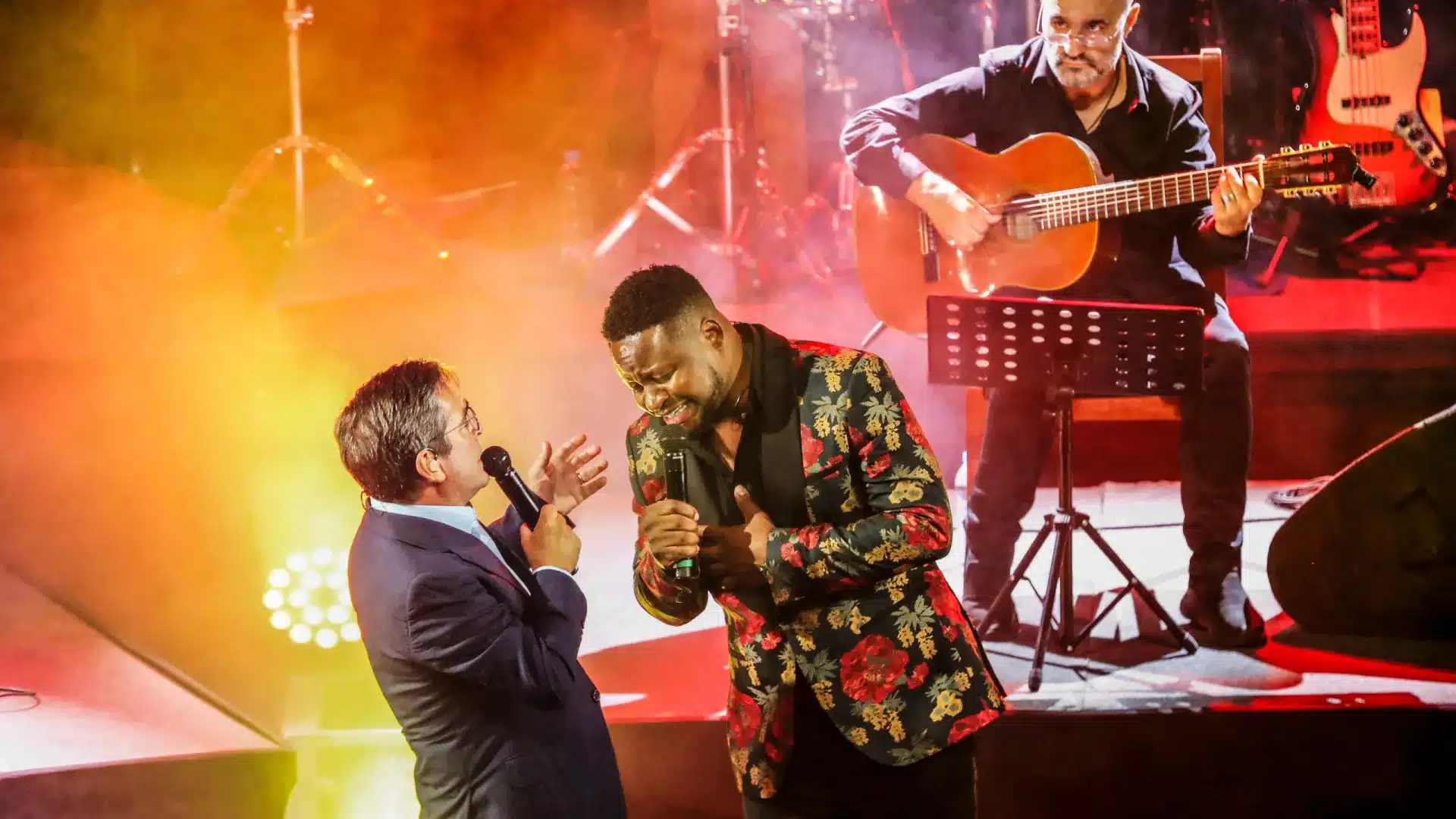 Artistes angolais et portugais célèbrent le jubilé de l'Angola au son du fado.