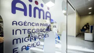 Au moins 80 personnes passent la nuit près des installations de l'AIMA à Lisbonne.