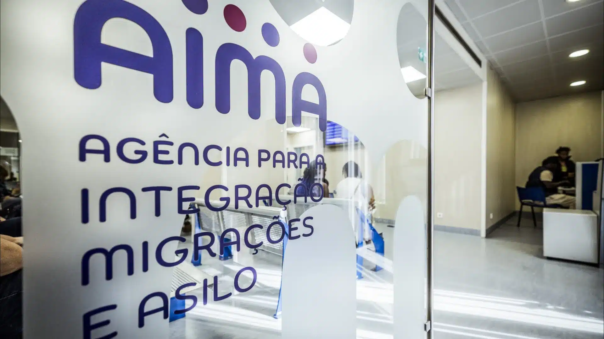 Au moins 80 personnes passent la nuit près des installations de l'AIMA à Lisbonne.
