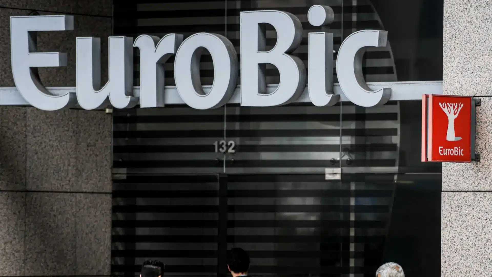 Banco Eurobic/Abanca accepte la sortie de 77 employés.