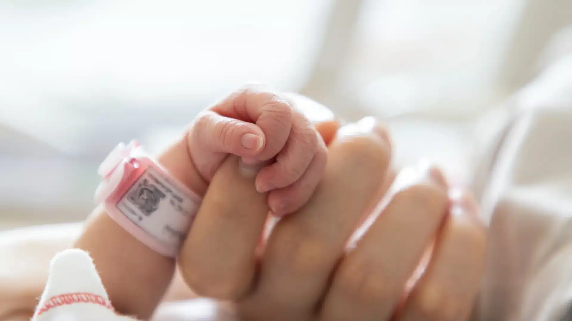 Bébé naît dans l'accueil de l'hôpital ? La directrice clinique rejette la négligence.