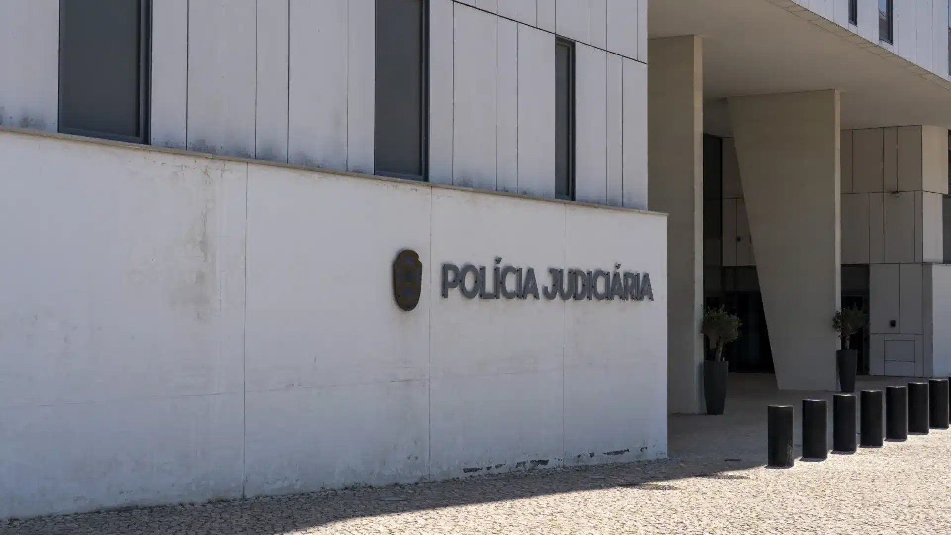 "Blessures graves". La PJ arrête un homme qui a renversé 2 conducteurs à Espinho.