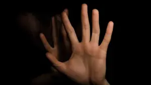 Bracelet électronique pour un homme soupçonné d'avoir agressé sa femme et sa fille.