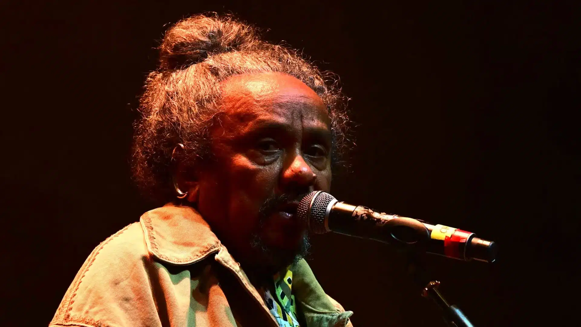 Chico César a porté la célébration des 30 ans de 'Aos Vivos' à sept villes.