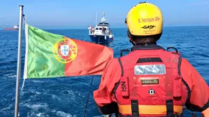 Cinq Espagnols secourus après une panne de bateau à l'embouchure d'Aveiro.