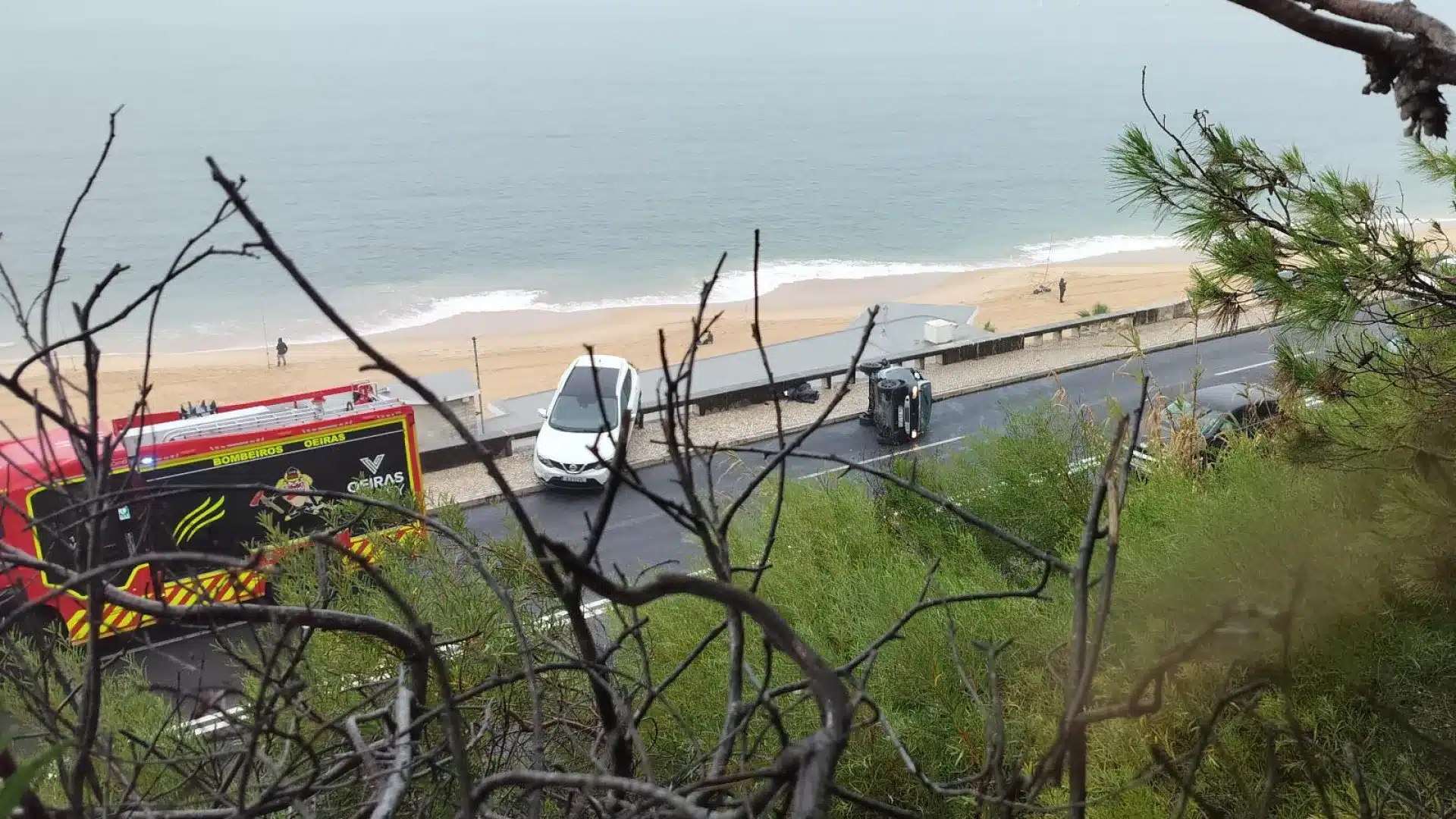 Collision suivie de renversement conditionne le trafic sur la Marginal à Oeiras.
