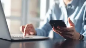 Courtage d'assurance suspecté de fraude soumis à des présentations périodiques.