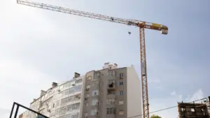 Crise du logement : il manque 200 000 maisons et les constructeurs sont sans main-d'œuvre.