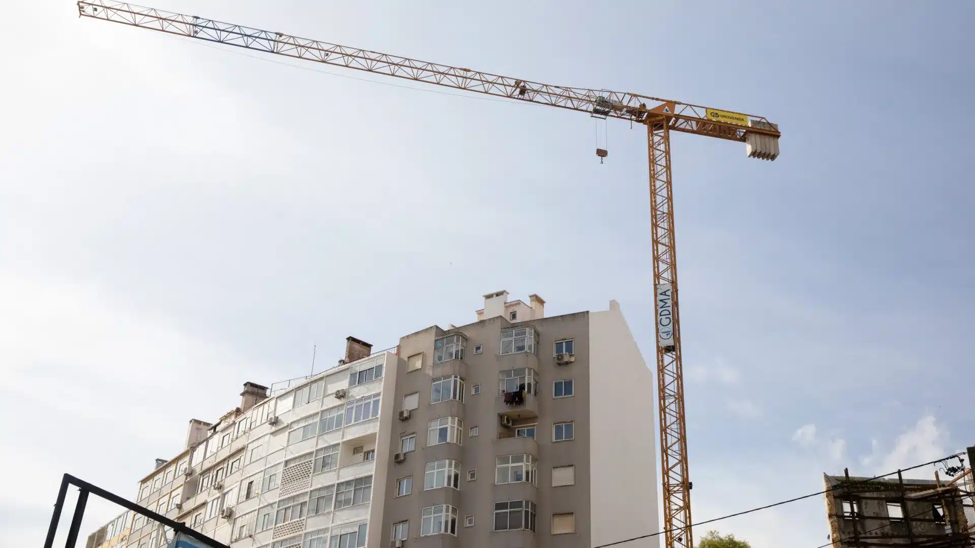 Crise du logement : il manque 200 000 maisons et les constructeurs sont sans main-d'œuvre.