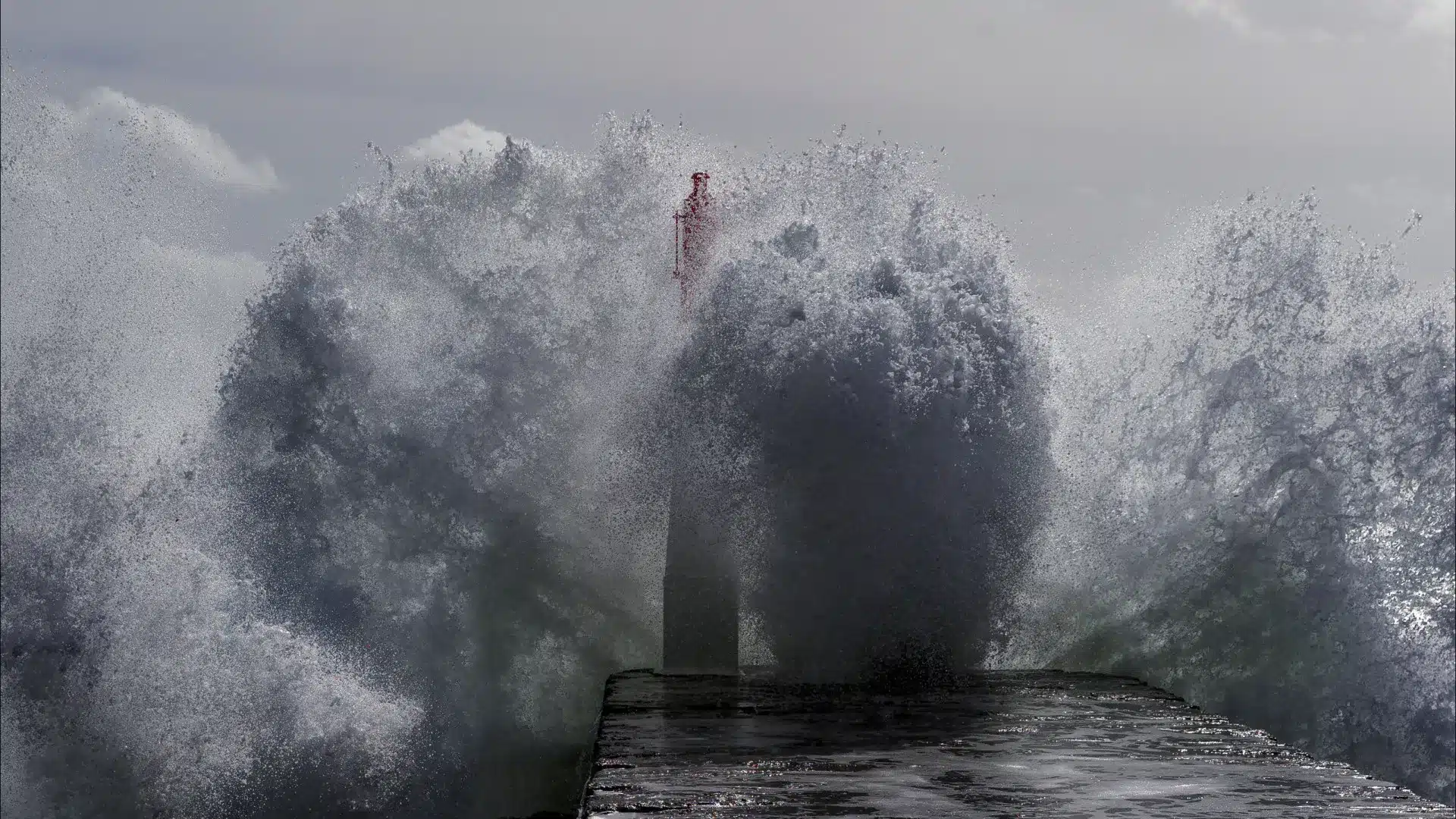 Des chercheurs veulent surveiller les océans en utilisant l'énergie des vagues.