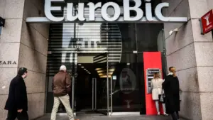 Des clientes de l'Eurobic se manifestent et disent que la banque "s'en lave les mains".