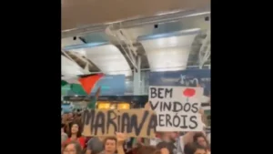 Des dizaines de partisans pro-Gaza attendent les activistes à l'aéroport de Lisbonne.