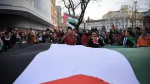 Des manifestants pro-Palestine bloquent la circulation à Porto.