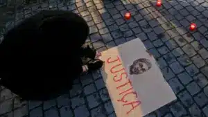 Des militants et des habitants de Zambujal se réunissent pour rendre hommage à Odair Moniz.