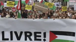 Des milliers de personnes à Lisbonne réclament le respect du cessez-le-feu en Palestine.