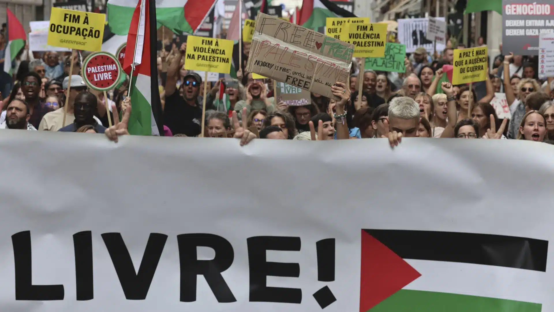 Des milliers de personnes à Lisbonne réclament le respect du cessez-le-feu en Palestine.