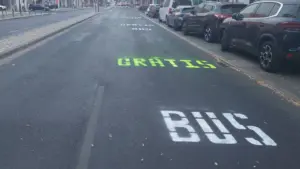 Des partisans du mouvement Fin aux Fossiles peignent une nouvelle voie bus à Lisbonne.