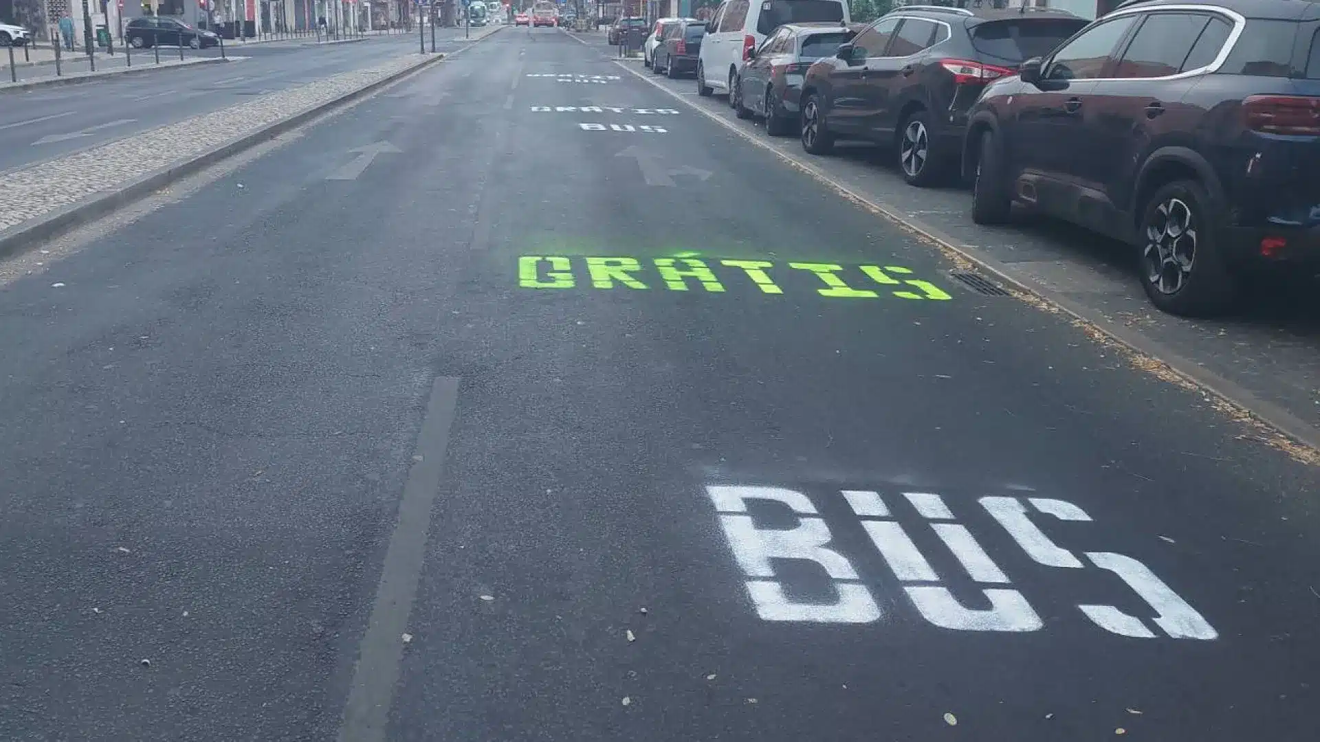 Des partisans du mouvement Fin aux Fossiles peignent une nouvelle voie bus à Lisbonne.