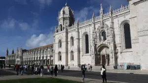 Des politiciens, des personnalités de la télévision et du grand public aux funérailles de Balsemão