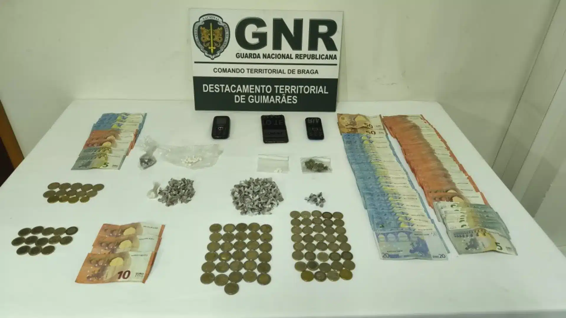 Deux hommes arrêtés à Famalicão avec plus de 500 doses de drogue