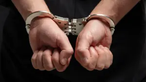 Deux suspects arrêtés pour avoir agressé leurs compagnes à Porto.