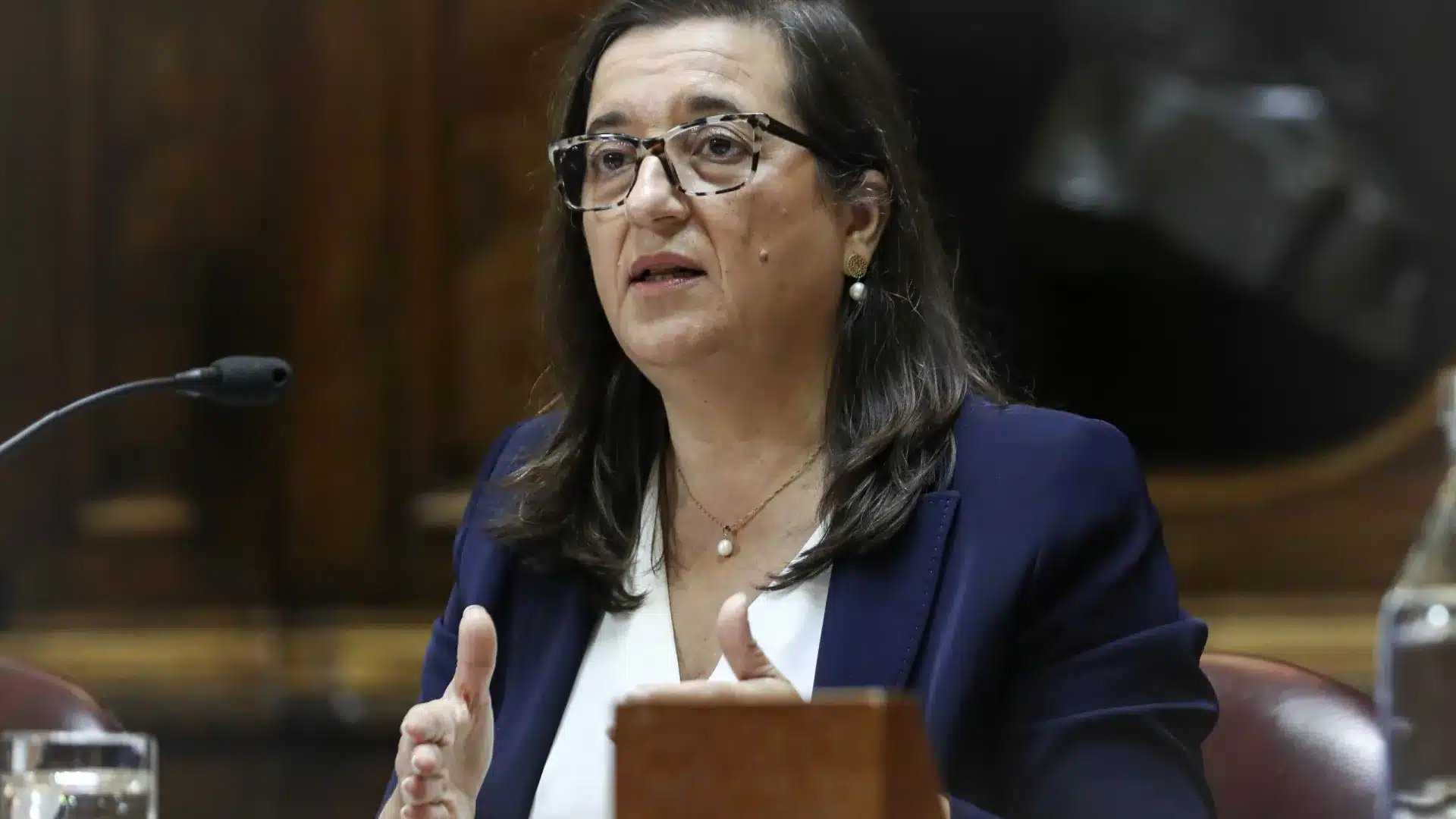 Directrice du fisc convoquée au Parlement au sujet de la perception des impôts des barrages