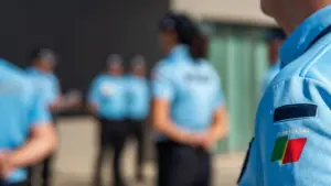 Elle transportait "deux armes blanches" dans ses bagages. Elle a été arrêtée à l'aéroport.