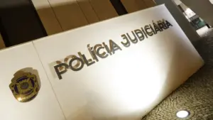 Emmenait des clients à "investir" et gardait l'argent. Il a été arrêté par la PJ.