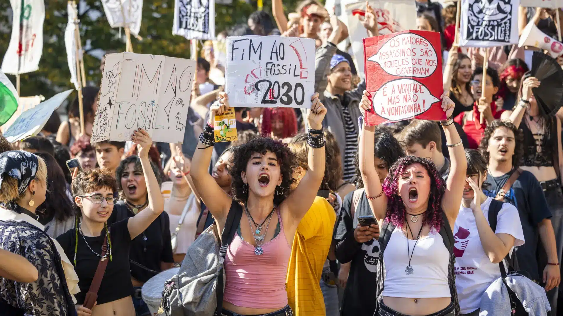 Environ 200 jeunes manifestent aujourd'hui pour la fin des énergies fossiles à Lisbonne.