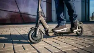 Homme arrêté pour conduite d'une trottinette à plus de 25 km/h. Il n'avait pas de permis.