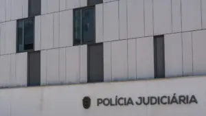 Homme de 27 ans arrêté pour avoir violé une "amie d'enfance" à Amadora.