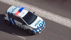 Homme en détention à domicile agresse un agent de la police.