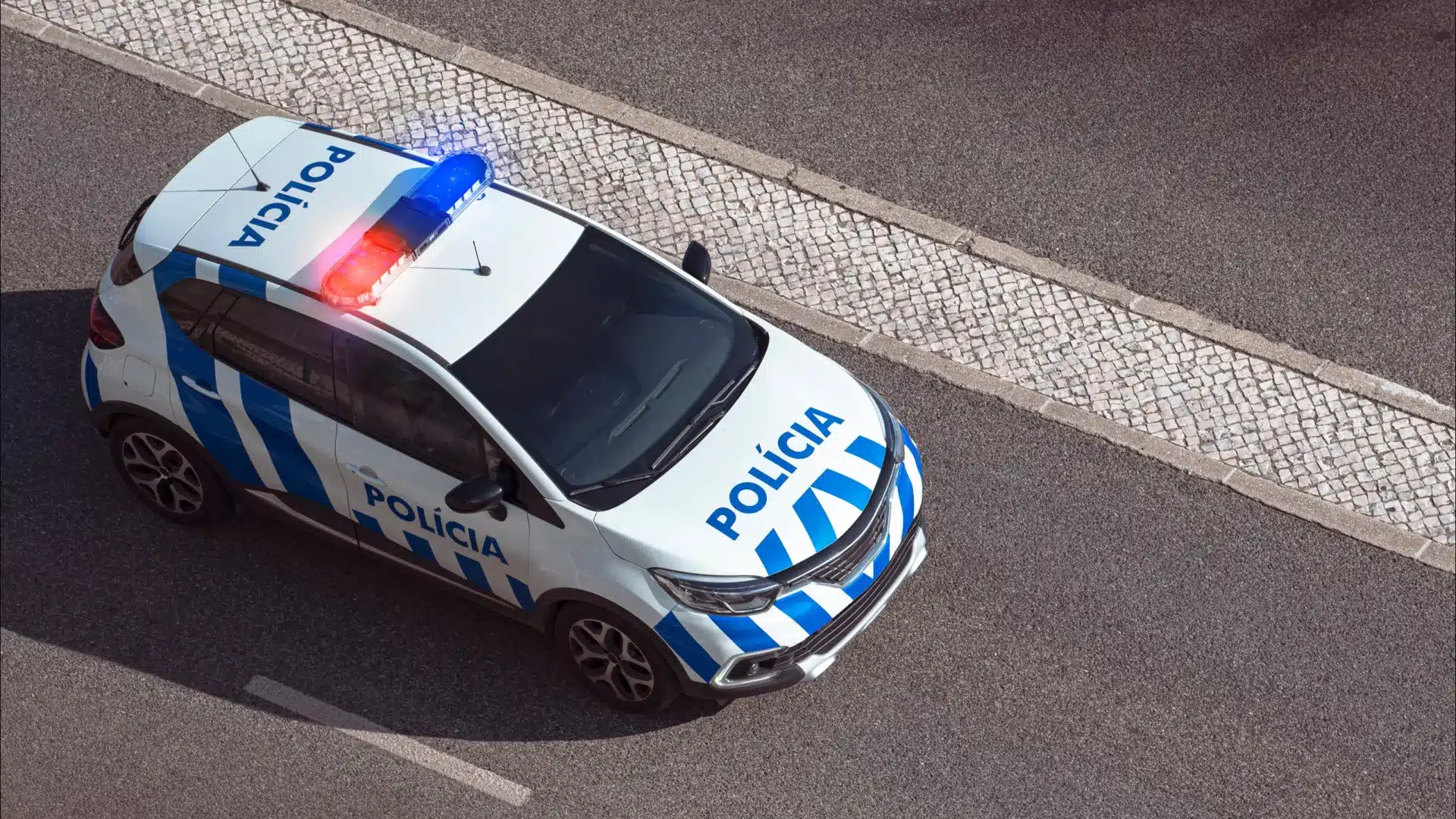 Homme en détention à domicile agresse un agent de la police.