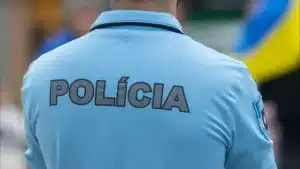 Homme poignardé au visage à Lisbonne. Deux personnes arrêtées pour avoir agressé la police sur place.