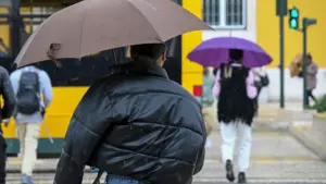 Huit districts sous alerte jaune en raison de fortes pluies et vents forts ce mercredi