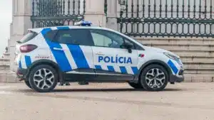 Il a volé plusieurs magasins du centre-ville de Lisbonne et a même agressé des employées.