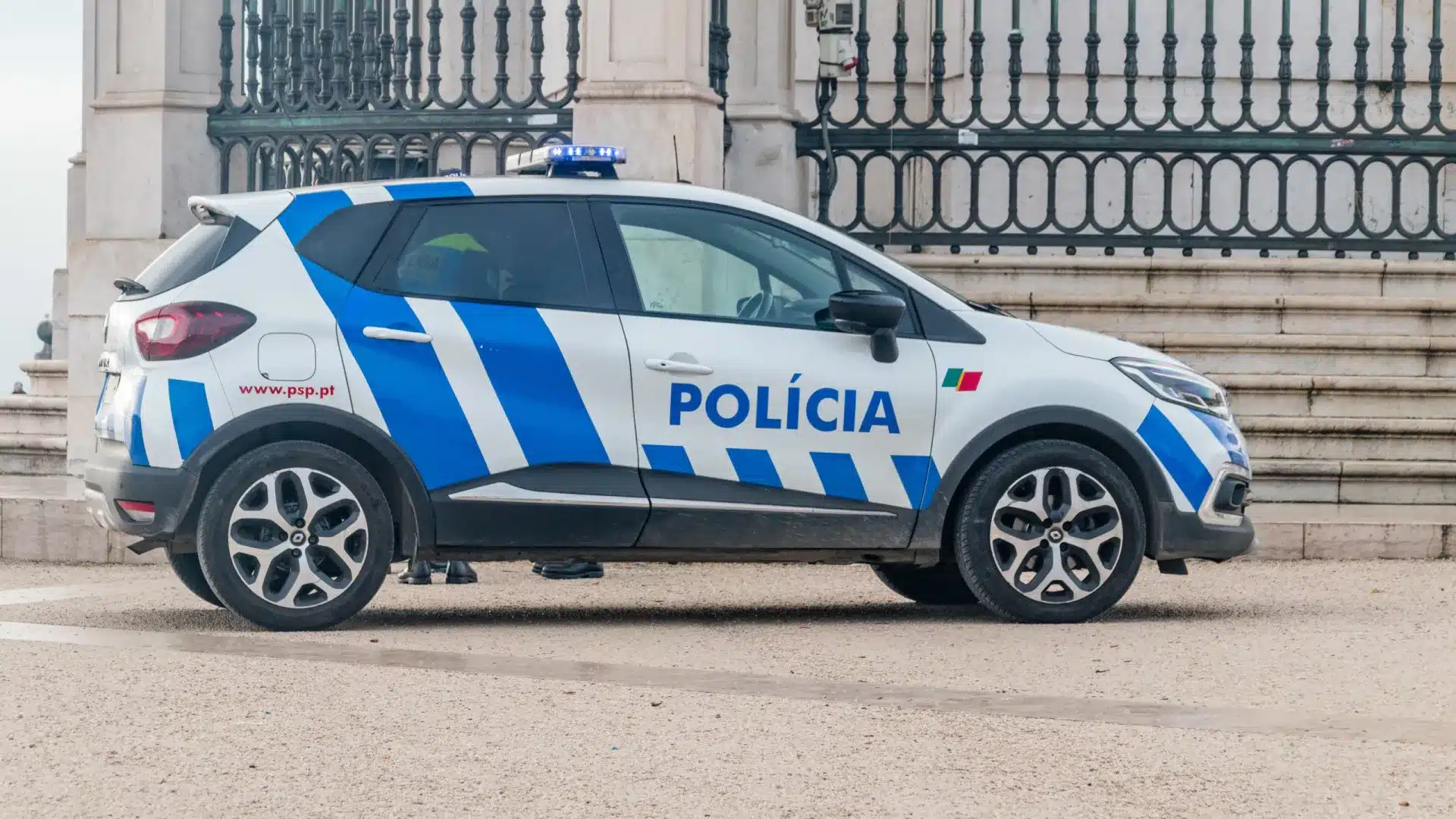 Il a volé plusieurs magasins du centre-ville de Lisbonne et a même agressé des employées.