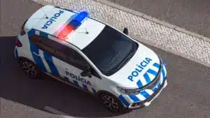 Il se barricade avec sa petite amie chez lui et menace de la tuer par manque de drogue.