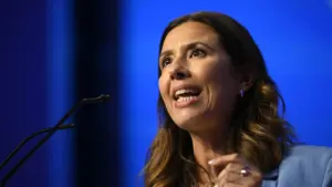 Il voit des mesures de santé comme des "pansements rapides" et "ne comprend pas" le changement au INEM.