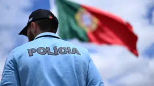 Ils ont présenté des "documents falsifiés" à l'aéroport et ont été arrêtés par la PSP.