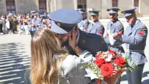 "Inattendu". Le cours des sous-officiers de l'armée se termine par une demande en mariage.