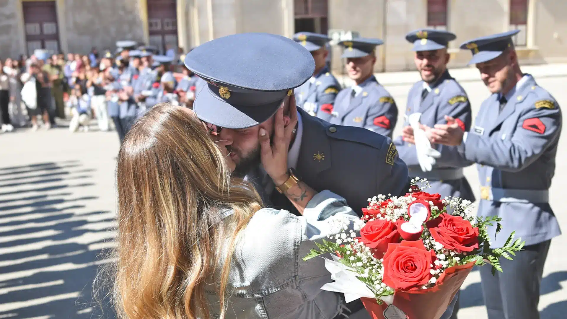 "Inattendu". Le cours des sous-officiers de l'armée se termine par une demande en mariage.